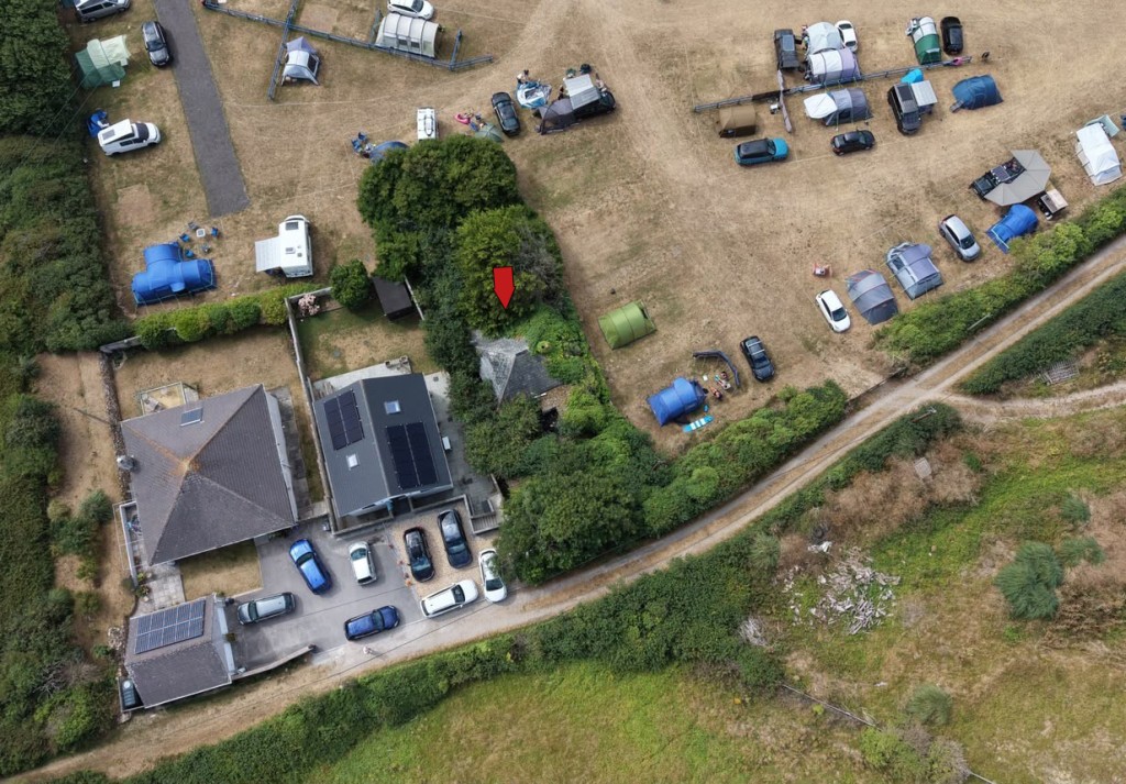Lot: 45199 - DETACHED BUNGALOW FOR IMPROVEMENT OR REDEVELOPMENT IN POPULAR COASTAL TOWN - Aerial view showing red Arrow for the property